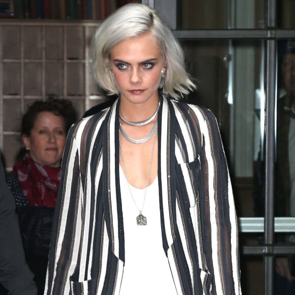 Cara Delevingne (blond platine) à la sortie d'un immeuble à New York. Cara fait la promotion de son nouveau film 'Valerian and The City of a Thousand Planets'. Le 30 mars 2017.