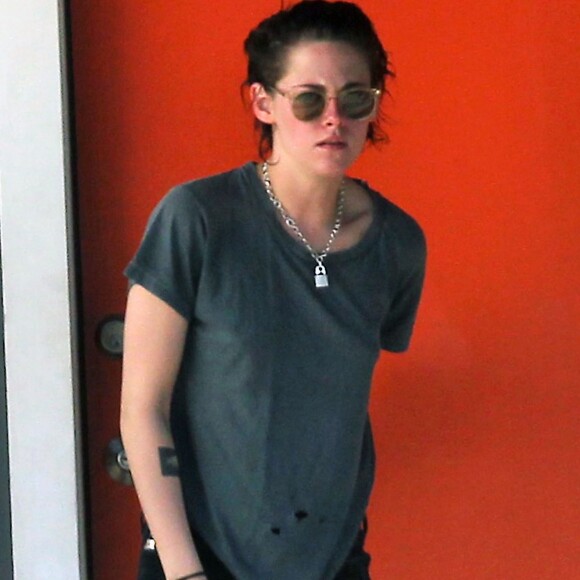 Exclusif - Kristen Stewart se balade le jour de la Saint Valentin avec sa compagne Stella Maxwell à Los Angeles. Stella a acheté des fleurs pour Kristen et le couple est ensuite aller dans un spa. Le 14 février 2017
