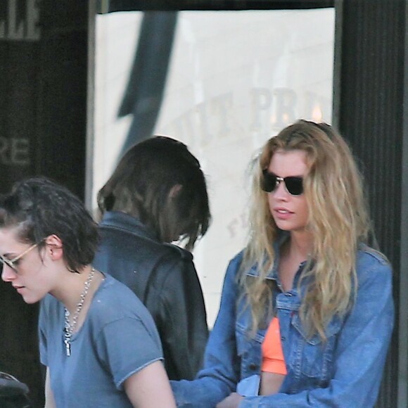 Exclusif - Kristen Stewart se balade le jour de la Saint Valentin avec sa compagne Stella Maxwell à Los Angeles. Stella a acheté des fleurs pour Kristen et le couple est ensuite aller dans un spa. Le 14 février 2017