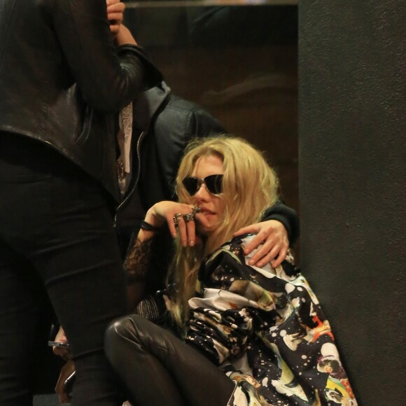 Kristen Stewart et sa compagne Stella Maxwell se câlinent dans l'entrée de l’hôtel où le défilé de mode Tommy Hilfiger à lieu à Venice à Los Angeles, le 8 février 2017
