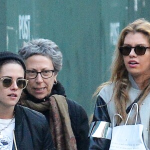 Exclusif - Kristen Stewart se balade avec sa petite amie Stella Maxwell dans le quartier de Soho à New York, le 6 février 2017
