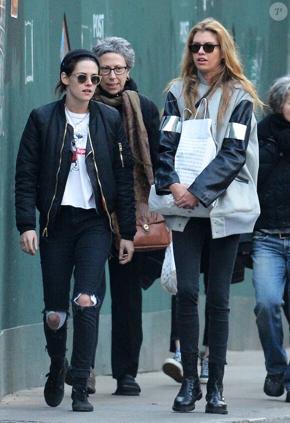 Exclusif - Kristen Stewart se balade avec sa petite amie Stella Maxwell dans le quartier de Soho à New York, le 6 février 2017