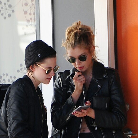 Kristen Stewart et sa petite amie Stella Maxwell (mannequin de Victoria's Secret Angels ) dans les rues à Hollywood Los Angeles, le 28 Janvier 2017