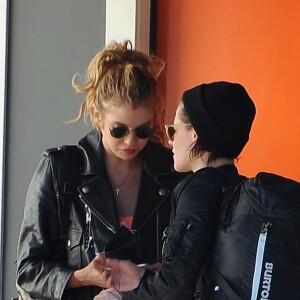 Kristen Stewart et sa petite amie Stella Maxwell (mannequin de Victoria's Secret Angels ) dans les rues à Hollywood Los Angeles, le 28 Janvier 2017