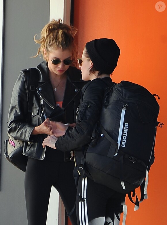 Kristen Stewart et sa petite amie Stella Maxwell (mannequin de Victoria's Secret Angels ) dans les rues à Hollywood Los Angeles, le 28 Janvier 2017
