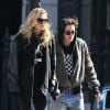 Exclusif - Kristen Stewart et sa compagne Stella Maxwell se baladent dans les rues de Savannah en Georgie. Le couple est allé jouer au billard dans un bar la veille et Kristen est tombée d'un mur où elle était assise et s’est fait un œil au beurre noir et des égratignures aux genoux! Le 14 décembre 2016