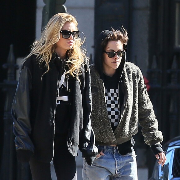 Exclusif - Kristen Stewart et sa compagne Stella Maxwell se baladent dans les rues de Savannah en Georgie. Le couple est allé jouer au billard dans un bar la veille et Kristen est tombée d'un mur où elle était assise et s’est fait un œil au beurre noir et des égratignures aux genoux! Le 14 décembre 2016
