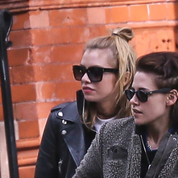 Exclusif - Kristen Stewart et sa compagne Stella Maxwell se baladent dans les rues de Savannah en Georgie. Le 14 décembre 2016