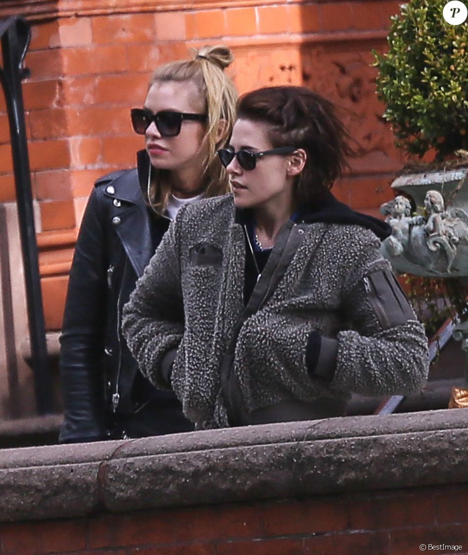 Exclusif Kristen Stewart Et Sa Compagne Stella Maxwell Se Baladent Dans Les Rues De Savannah