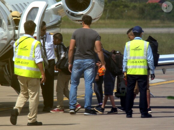 Exclusif - Angelina Jolie prend avec ses enfants Zahara, Shiloh, Pax et Maddox un avion à l'aéroport de Siem Reap, le 11 décembre 2015. Angelina Jolie était au Cambodge pour le tournage de son nouveau film sur les Kherms Rouges.