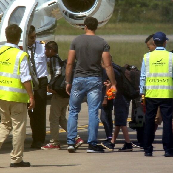 Exclusif - Angelina Jolie prend avec ses enfants Zahara, Shiloh, Pax et Maddox un avion à l'aéroport de Siem Reap, le 11 décembre 2015. Angelina Jolie était au Cambodge pour le tournage de son nouveau film sur les Kherms Rouges.
