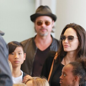 Brad Pitt, sa femme Angelina Jolie et leurs enfants Maddox, Pax, Zahara, Shiloh, Vivienne et Knox prennent l'avion à l'aéroport de Los Angeles pour venir passer quelques jours dans leur propriété de Miraval, le 6 juin 2015.