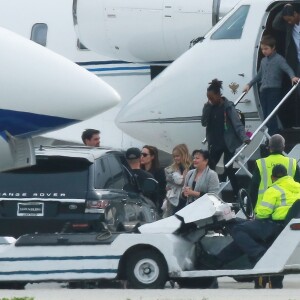 Angelina Jolie et ses enfants Shiloh, Maddox, Pax, Zahara, Vivienne, et Knox arrivent dans un jet privé à Denver après des vacances aux sports d'hiver le 3 janvier 2017.