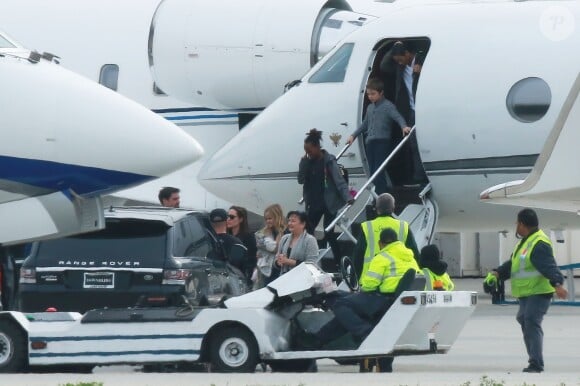 Angelina Jolie et ses enfants Shiloh, Maddox, Pax, Zahara, Vivienne, et Knox arrivent dans un jet privé à Denver après des vacances aux sports d'hiver le 3 janvier 2017.