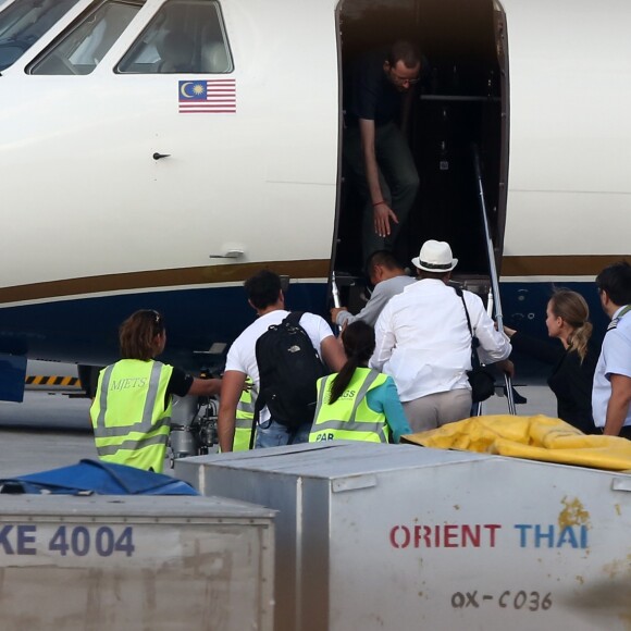 Angelina Jolie, Brad Pitt et leurs enfants Shiloh, Vivienne, Knox, Maddox, Pax, et Zahara Jolie-Pitt quittent Phuket à bord d'un jet privé pour le Cambodge ou Angelina tourne son dernier film "First They Killed My Father" le 1er janvier 2016.