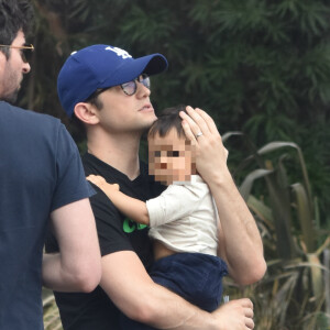 Joseph Gordon-Levitt et sa femme Tasha McCauley se baladant avec leur fils dans les rues de Los Angeles, le 29 octobre 2016