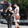 Joseph Gordon-Levitt et sa femme Tasha McCauley se baladant avec leur fils dans les rues de Los Angeles, le 29 octobre 2016