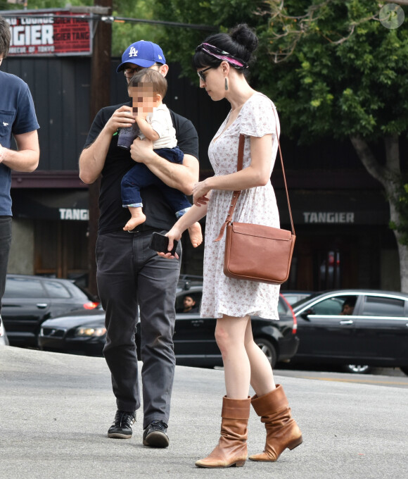 Joseph Gordon-Levitt et sa femme Tasha McCauley se baladant avec leur fils dans les rues de Los Angeles, le 29 octobre 2016