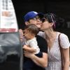 Joseph Gordon-Levitt et sa femme Tasha McCauley se baladant avec leur fils dans les rues de Los Angeles, le 29 octobre 2016