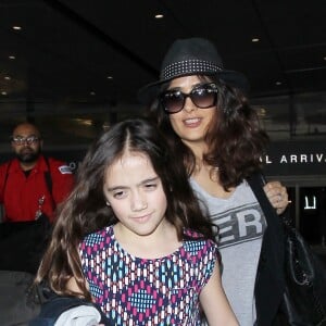 Salma Hayek et sa fille Valentina arrivent à l'aéroport LAX de Los Angeles. Le 24 mars 2016