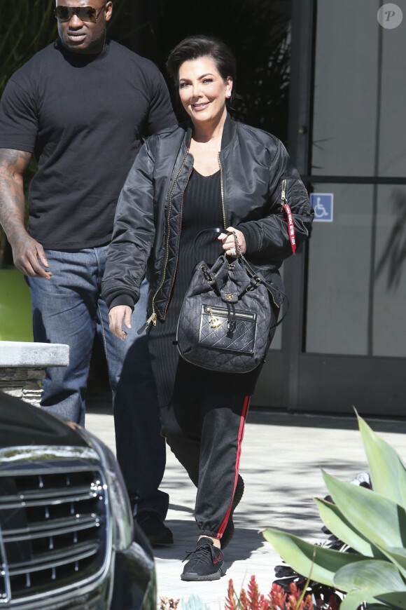 Kris Jenner et son compagnon Corey Gamble - La famille Kardashian rentre dans un immeuble à Los Angeles, le 8 mars 2017