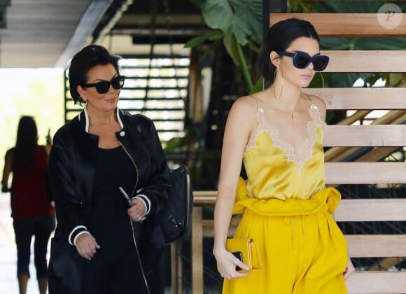 Kris Jenner avec sa fille Kendall Jenner sur le tournage de leur télé réalité 'Keeping Up With The Kardashians' à Thousand Oaks, le 15 mars 2017