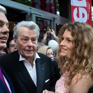 Alain Delon et Didier Reynders (Vice-Premier Ministre et Ministre des Affaires étrangères et européennes) - L'icône du cinéma français Alain Delon, invité d'honneur, annonce sa retraite pour la fin 2017, lors du Festival du film policier de Liège, Belgique, le 5 mai 2017. Alain Delon a annoncé vendredi 5 mai en prélude à la remise d'un Big up d'honneur au Festival International du Film Policier de Liège qu'il allait tourner à l'automne 2017 un film avec Juliette Binoche, dirigé par Patrice Leconte.