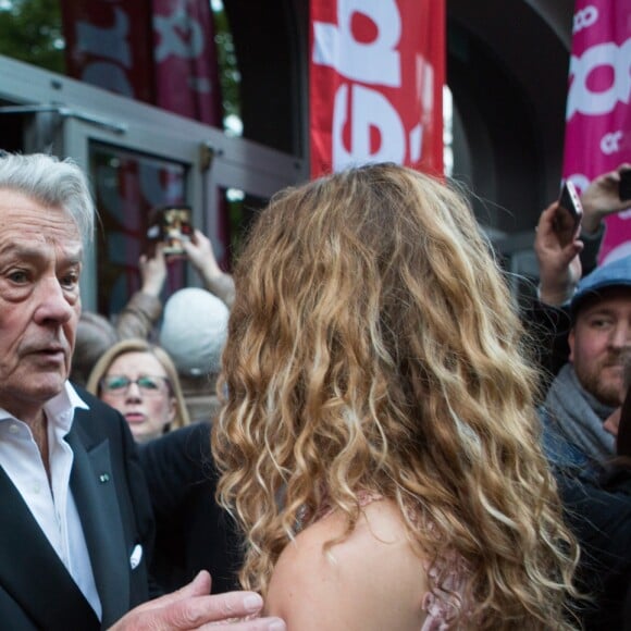 Alain Delon et Didier Reynders (Vice-Premier Ministre et Ministre des Affaires étrangères et européennes) - L'icône du cinéma français Alain Delon, invité d'honneur, annonce sa retraite pour la fin 2017, lors du Festival du film policier de Liège, Belgique, le 5 mai 2017.