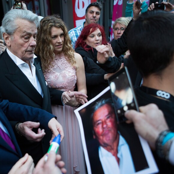 Alain Delon et Didier Reynders (Vice-Premier Ministre et Ministre des Affaires étrangères et européennes) - L'icône du cinéma français Alain Delon, invité d'honneur, annonce sa retraite pour la fin 2017, lors du Festival du film policier de Liège, Belgique, le 5 mai 2017.