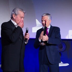 Alain Delon et Didier Reynders (Vice-Premier Ministre et Ministre des Affaires étrangères et européennes) - L'icône du cinéma français Alain Delon, invité d'honneur, annonce sa retraite pour la fin 2017, lors du Festival du film policier de Liège, Belgique, le 5 mai 2017.