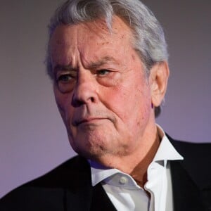 L'icône du cinéma français Alain Delon, invité d'honneur, annonce sa retraite pour la fin 2017, lors du Festival du film policier de Liège, le 5 mai 2017. Alain Delon a annoncé vendredi 5 mai en prélude à la remise d'un Big up d'honneur au Festival International du Film Policier de Liège qu'il allait tourner à l'automne 2017 un film avec Juliette Binoche, dirigé par Patrice Leconte.