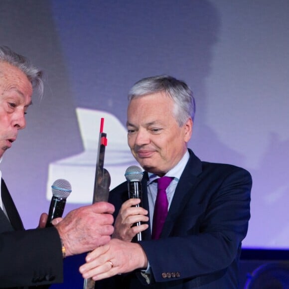 Alain Delon et Didier Reynders (Vice-Premier Ministre et Ministre des Affaires étrangères et européennes) - L'icône du cinéma français Alain Delon, invité d'honneur, annonce sa retraite pour la fin 2017, lors du Festival du film policier de Liège, Belgique, le 5 mai 2017.