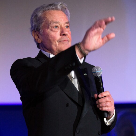 L'icône du cinéma français Alain Delon, invité d'honneur, annonce sa retraite pour la fin 2017, lors du Festival du film policier de Liège, Belgique, le 5 mai 2017. Alain Delon a annoncé vendredi 5 mai en prélude à la remise d'un Big up d'honneur au Festival International du Film Policier de Liège qu'il allait tourner à l'automne 2017 un film avec Juliette Binoche, dirigé par Patrice Leconte. "Ce sera mon tout dernier film car, comme un boxeur qui ne veut pas faire le combat de trop, je souhaite ne pas faire le film de trop".