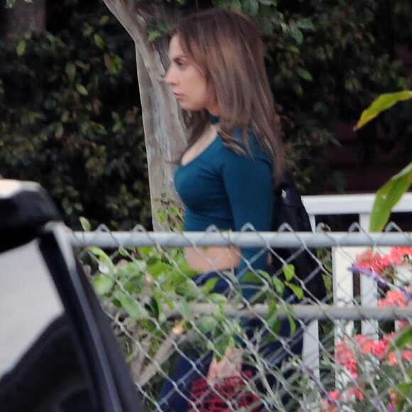 Lady Gaga sur le tournage du film 'A Star Is Born' à Los Angeles. Le film A Star is Born (Une étoile est née) est très attendu parce qu'il prend le pari de revisiter un classique du cinéma, porté successivement par J. Gaynot (1937), J. Garland (1954) et B. Streisand (1976). Il s'agira du premier film derrière la caméra de B. Cooper et offrira à Lady Gaga son premier grand rôle au cinéma. Le 25 avril 2017