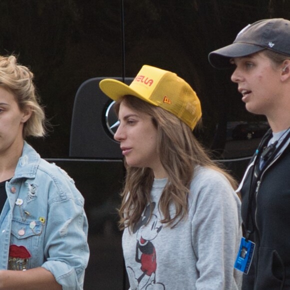 Exclusif - Lady Gaga, méconnaissable, sur le tournage du film ‘A star is born' à Los Angeles. Le film A Star is Born (Une étoile est née) est très attendu parce qu'il prend le pari de revisiter un classique du cinéma, porté successivement par J. Gaynot (1937), J. Garland (1954) et B. Streisand (1976). Il s'agira du premier film derrière la caméra de B. Cooper et offrira à Lady Gaga son premier grand rôle au cinéma. Le 24 avril 2017