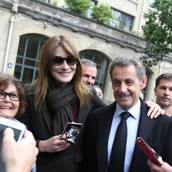 Nicolas Sarkozy et sa femme Carla Bruni-Sarkozy ont voté pour le second tour de l'élection présidentielle au lycée La Fontaine à Paris le 7 mai 2017.