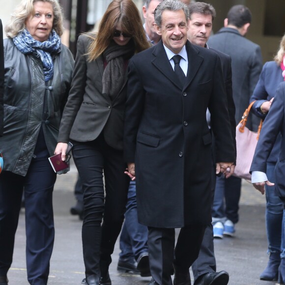 Nicolas Sarkozy et sa femme Carla Bruni-Sarkozy ont voté pour le second tour de l'élection présidentielle au lycée La Fontaine à Paris le 7 mai 2017.