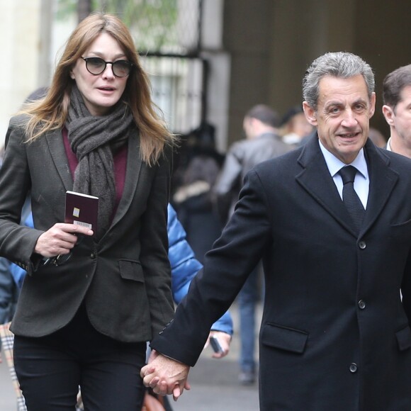 Nicolas Sarkozy et sa femme Carla Bruni-Sarkozy ont voté pour le second tour de l'élection présidentielle au lycée La Fontaine à Paris le 7 mai 2017.