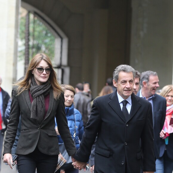 Nicolas Sarkozy et sa femme Carla Bruni-Sarkozy ont voté pour le second tour de l'élection présidentielle au lycée La Fontaine à Paris le 7 mai 2017.