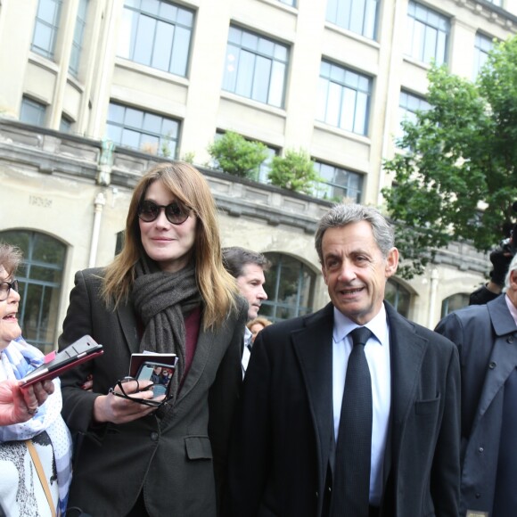 Nicolas Sarkozy et sa femme Carla Bruni-Sarkozy ont voté pour le second tour de l'élection présidentielle au lycée La Fontaine à Paris le 7 mai 2017.