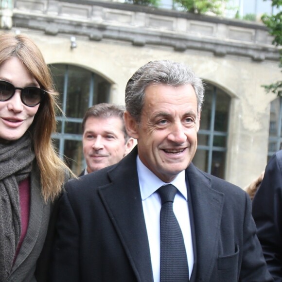 Nicolas Sarkozy et sa femme Carla Bruni-Sarkozy ont voté pour le second tour de l'élection présidentielle au lycée La Fontaine à Paris le 7 mai 2017.
