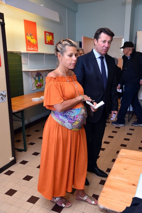 Laura Tenoudji (alias Laura du Web sur France 2), enceinte, et son mari Christian Estrosi dans un bureau de vote le 7 mai 2017 à Nice pour le second tour de l'élection présidentielle de 2017. © Bruno Bebert/Bestimage