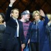 Emmanuel Macron, élu président de la république, et sa femme Brigitte Macron (Trogneux), saluent les militants devant la pyramide au musée du Louvre à Paris, après sa victoire lors du deuxième tour de l'élection présidentielle. Le 7 mai 2017.