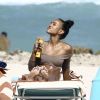 Karrueche Tran profite d'une belle journée ensoleillée avec des amis sur une plage à Miami. Elle a des ongles XXL jaune le 15 avril 2017