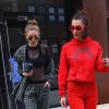 Gigi Hadid sort de son appartement avec sa soeur Bella Hadid à New York, le 4 mai 2017