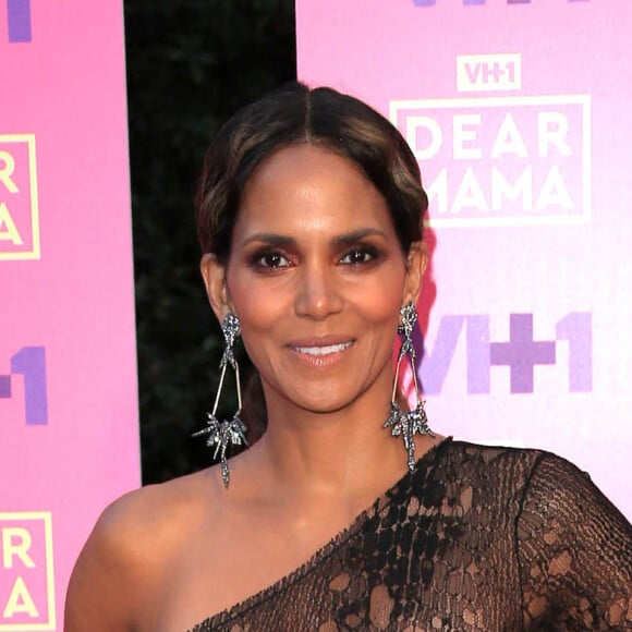 Halle Berry lors de la à la 2ème soirée annuelle "Dear Mama: An Event to Honor Moms" à Pasadena, le 6 mai 2017.