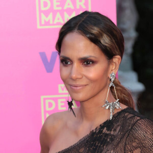 Halle Berry lors de la à la 2ème soirée annuelle "Dear Mama: An Event to Honor Moms" à Pasadena, le 6 mai 2017.