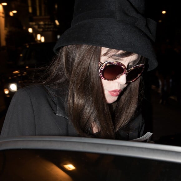 Isabelle Adjani arrivant à la soirée de Carine Roitfeld à l'hôtel Four Seasons George V à Paris, le 4 mars 2017.