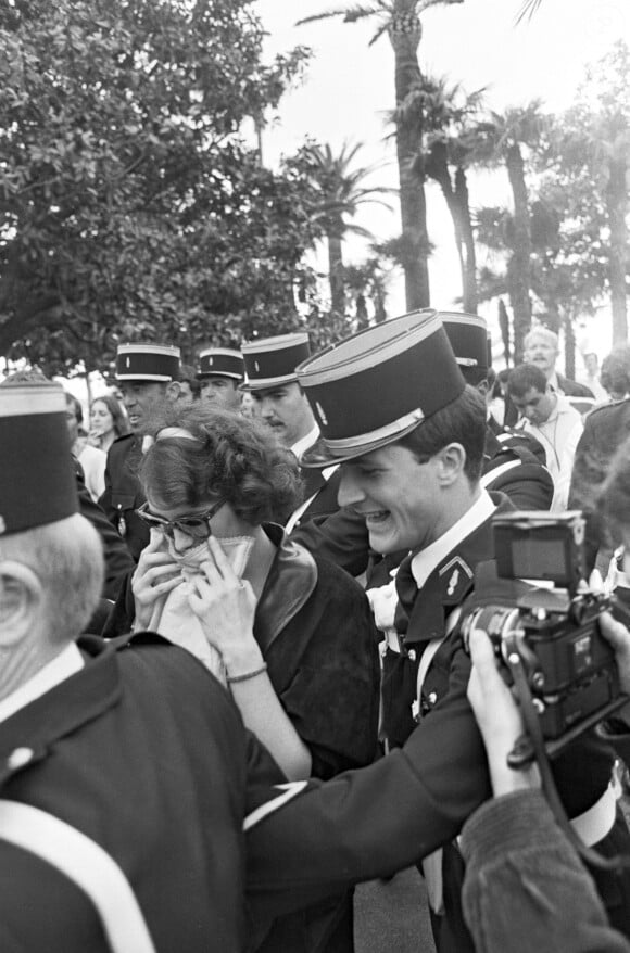 Isabelle Adjani entourée de policiers à Cannes en 1983.