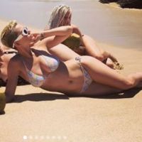Katy Perry : Silhouette généreuse à la plage, break arrosé entre filles